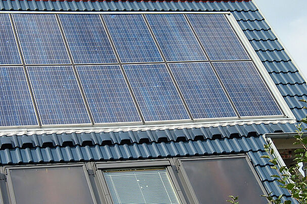 Photovoltaik und Solarthermie auf einem Dach