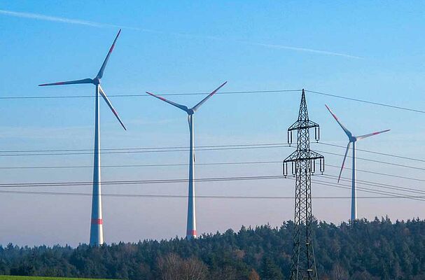 Windkraft und Strommast