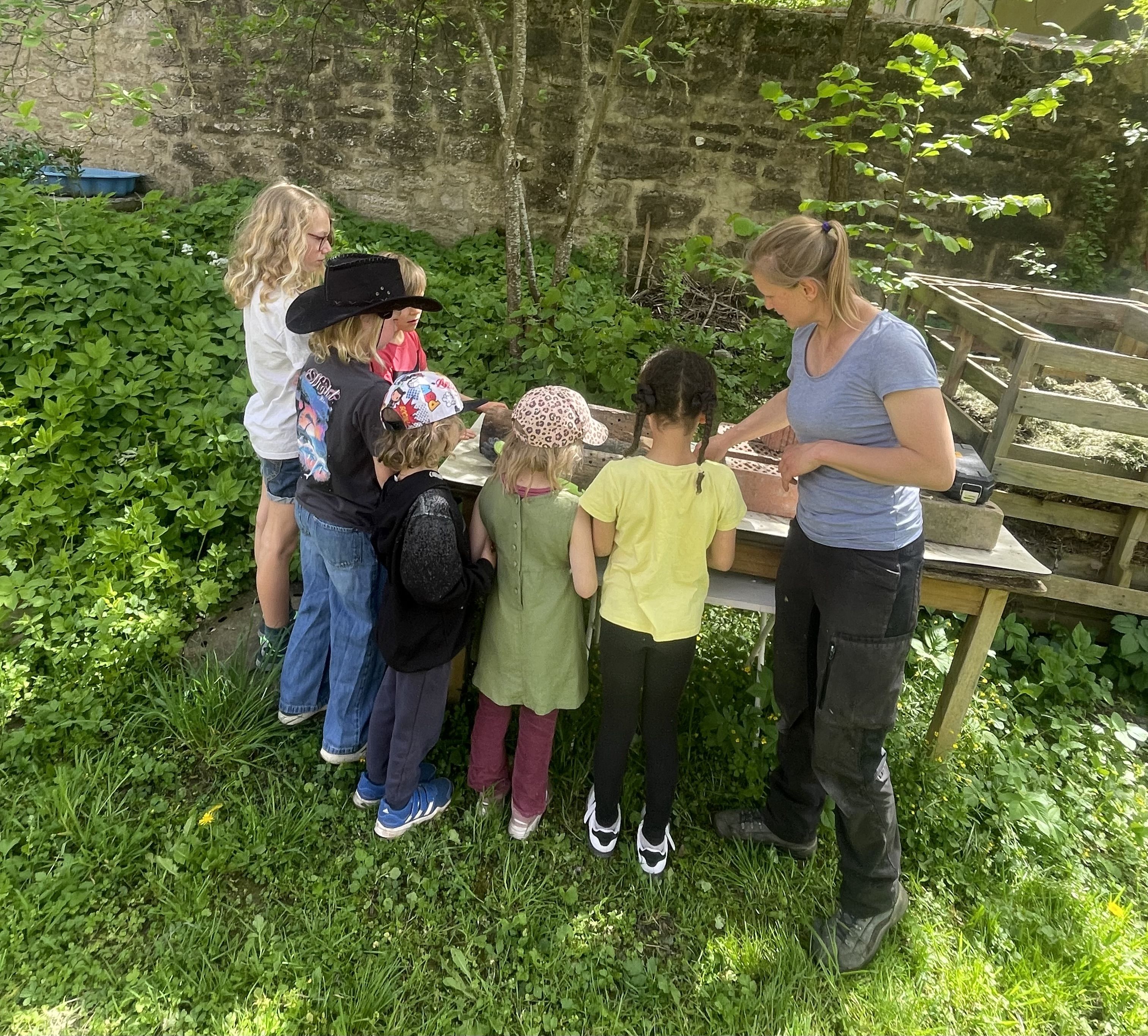 Einige Kinder mit Barbara Flemming Foto © Camilla Ebert